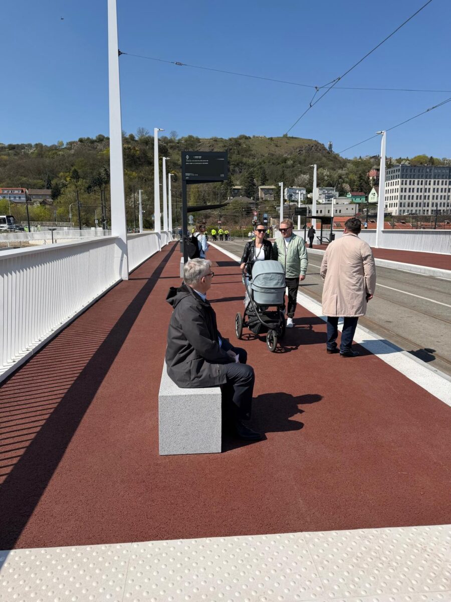 Most má sloužit hlavně pěším a cyklistům, už teď se ale diskutuje, zda je pro ně prostoru opravdu dost.