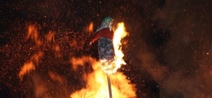 Symbolické upálení čarodějnice patří k nejoblíbenějším momentům dnešních oslav.