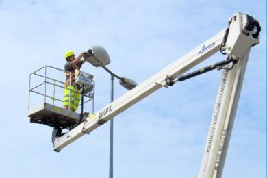 Pracovník městské firmy provádí instalaci nového veřejného osvětlení. Nové lampy mají zvýšit bezpečnost v ulicích Prahy 5.