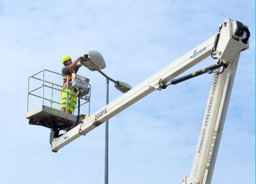 Pracovník městské firmy provádí instalaci nového veřejného osvětlení. Nové lampy mají zvýšit bezpečnost v ulicích Prahy 5.
