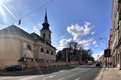 Plzeňská ulice v Praze, kde pokračuje rozsáhlá rekonstrukce inženýrských sítí a povrchů. Provoz v úseku zůstane díky úpravě harmonogramu zachován o několik týdnů déle.