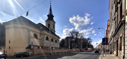 Plzeňská ulice v Praze, kde pokračuje rozsáhlá rekonstrukce inženýrských sítí a povrchů. Provoz v úseku zůstane díky úpravě harmonogramu zachován o několik týdnů déle.