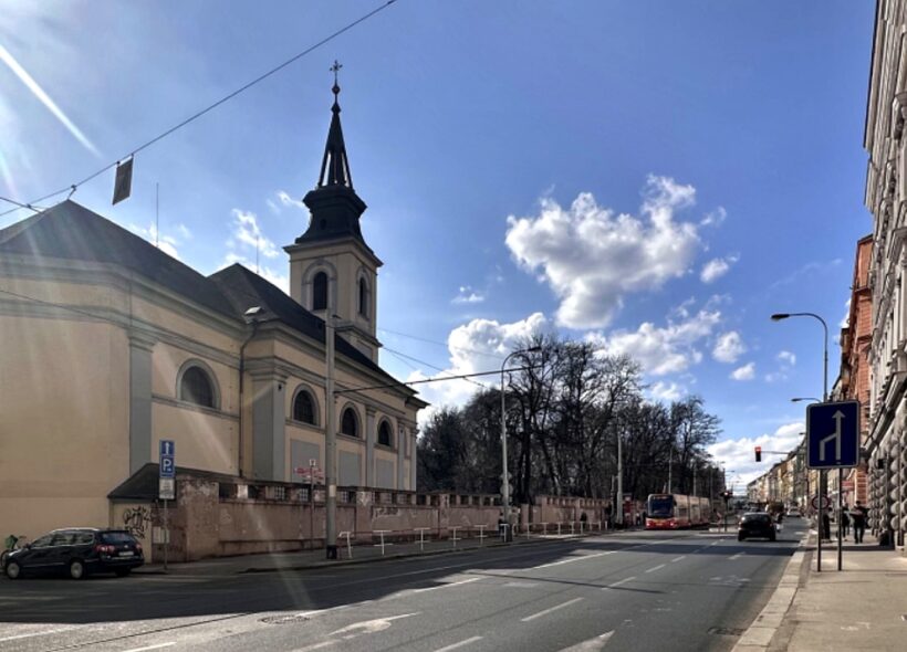 Plzeňská ulice v Praze, kde pokračuje rozsáhlá rekonstrukce inženýrských sítí a povrchů. Provoz v úseku zůstane díky úpravě harmonogramu zachován o několik týdnů déle.