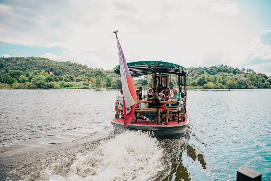Přívoz na Vltavě nabízí cestujícím klidnou plavbu s výhledem na pražské břehy. Během oslav Světového dne veřejné dopravy budou přívozy mezi Lihovarem a Žlutými lázněmi jezdit zdarma.