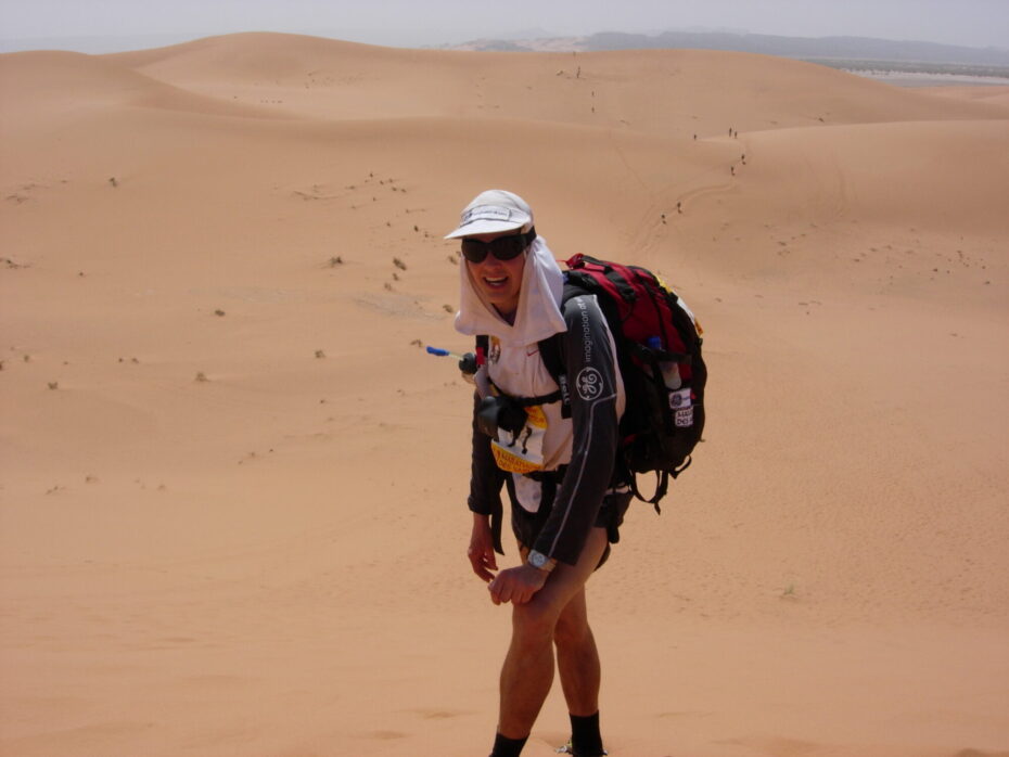Marathon des Sables vede pouští Sahara a účastníci musí zdolat v několika etapách okolo 250 km. 