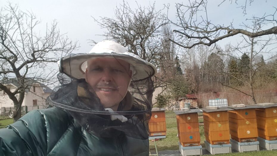 Včelaření patří k jeho velkým zálibám. 