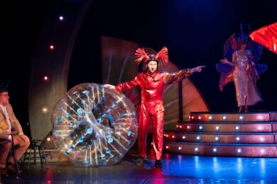 Ohně, latex, hipohopový rap, obří Beruška i čmelák, hudba Beethovena i Ledeckého, bortící se divadlo a hovniválové žonglující s koulí přímo na scéně, to vše nabízí hudební komedie Zapomeňte na Shakespeara! 