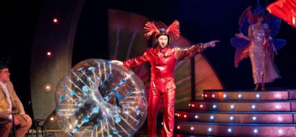 Ohně, latex, hipohopový rap, obří Beruška i čmelák, hudba Beethovena i Ledeckého, bortící se divadlo a hovniválové žonglující s koulí přímo na scéně, to vše nabízí hudební komedie Zapomeňte na Shakespeara! 