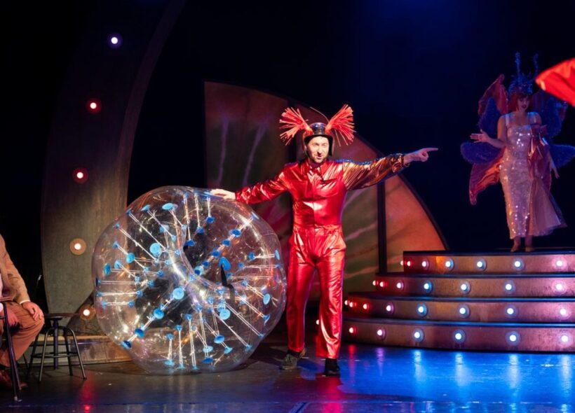 Ohně, latex, hipohopový rap, obří Beruška i čmelák, hudba Beethovena i Ledeckého, bortící se divadlo a hovniválové žonglující s koulí přímo na scéně, to vše nabízí hudební komedie Zapomeňte na Shakespeara! 