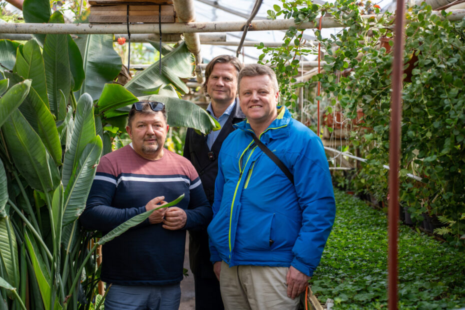 Zastupitel Prahy 10 Petr Kopecký a pražský patriot Jan Čížek při návštěvě strakonického zahradnictví, kde jim Jaroslav Brůžek představuje systém péče o městskou zeleň. Setkání mělo ukázat rozdíly mezi přístupy obou měst.