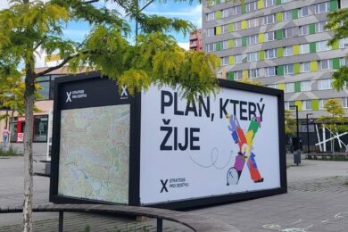 Informační kontejner projektu Strategie pro Desítku u metra Strašnická slouží jako místo pro dialog s obyvateli o budoucím rozvoji Prahy 10.