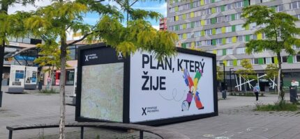 Informační kontejner projektu Strategie pro Desítku u metra Strašnická slouží jako místo pro dialog s obyvateli o budoucím rozvoji Prahy 10.