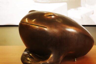 Bronzový Žabák podle návrhu sochaře Vincence Vinglera. Nově odlité dílo se po slavnostním odhalení vrací na Prahu 8.