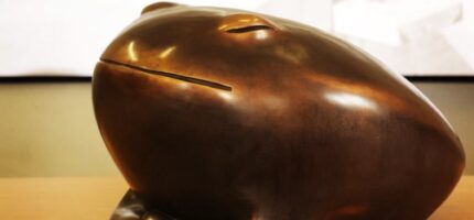 Bronzový Žabák podle návrhu sochaře Vincence Vinglera. Nově odlité dílo se po slavnostním odhalení vrací na Prahu 8.