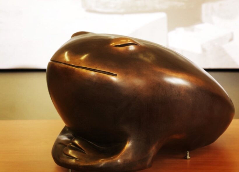 Bronzový Žabák podle návrhu sochaře Vincence Vinglera. Nově odlité dílo se po slavnostním odhalení vrací na Prahu 8.