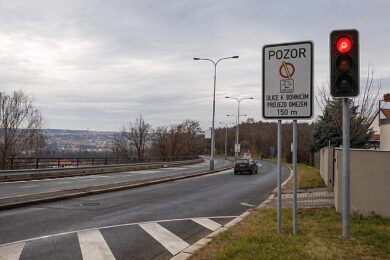 Dopravní značení upozorňující na omezení průjezdu v oblasti Bohnic a Troje.