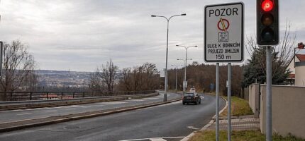 Dopravní značení upozorňující na omezení průjezdu v oblasti Bohnic a Troje.