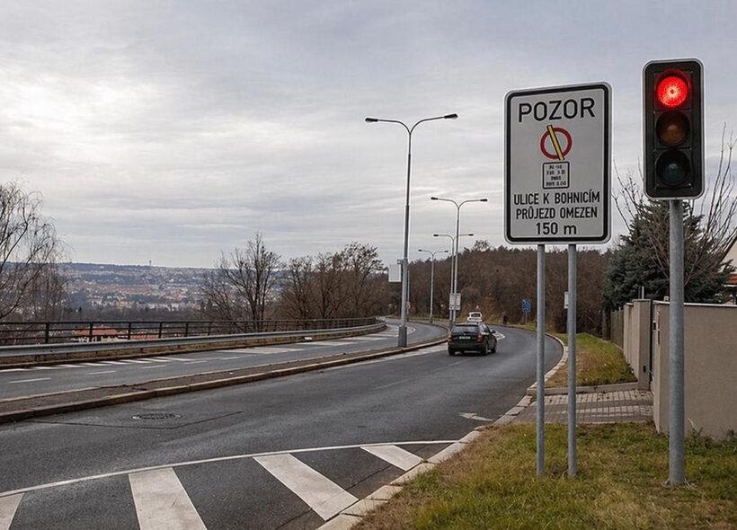 Dopravní značení upozorňující na omezení průjezdu v oblasti Bohnic a Troje.