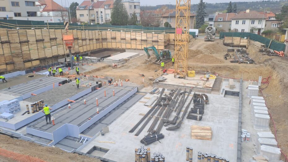 Výstavba základní školy začala loni v létě. První stupeň pojme deset kmenových tříd a jednu přípravnou. 