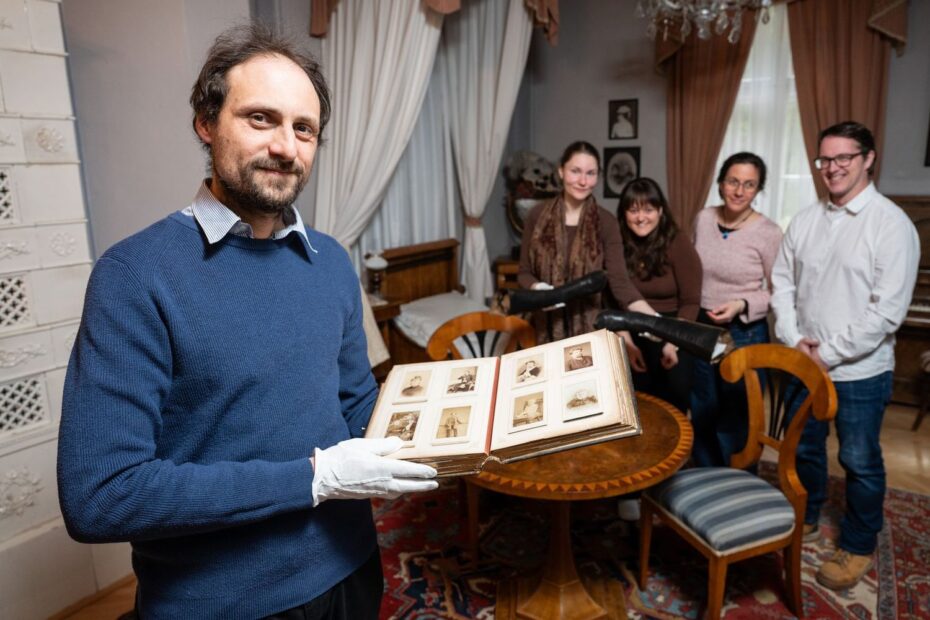 Ředitel Památníku Antonína Dvořáka Vojtěch Poláček představuje návštěvníkům dobové fotografie a archiválie spojené s rodinou Čermákových. Součástí nové výstavy Ženy na Vysoké jsou i unikátní materiály, které přibližují osobní svět skladatele.