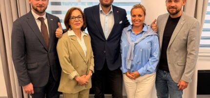 Představitelé pražské organizace hnutí ANO po schválení kandidátky pro podzimní komunální volby. Na snímku lídr kandidátky Ondřej Prokop se členy týmu z městských částí, kteří se ucházejí o místa na magistrátu.