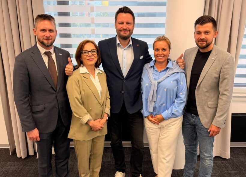 Představitelé pražské organizace hnutí ANO po schválení kandidátky pro podzimní komunální volby. Na snímku lídr kandidátky Ondřej Prokop se členy týmu z městských částí, kteří se ucházejí o místa na magistrátu.