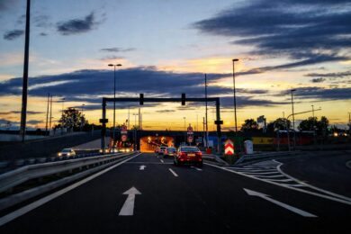 Večerní provoz míří k tunelu Blanka, který v létě začne využívat nová tunelbusová linka 145 spojující Kobylisy a Dejvickou.