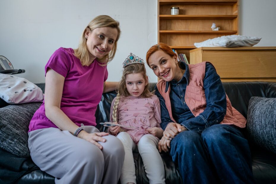 Elenka doma s maminkou a herečkou Michaelou Maurerovou, která rodinu podporuje v rámci sbírky Srdce dětem.