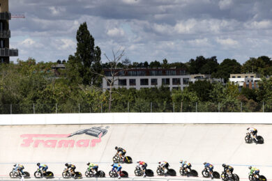 Závodníci na třebešínském velodromu během Velké ceny Framaru. Do Prahy míří více než 150 dráhařů z celého světa.