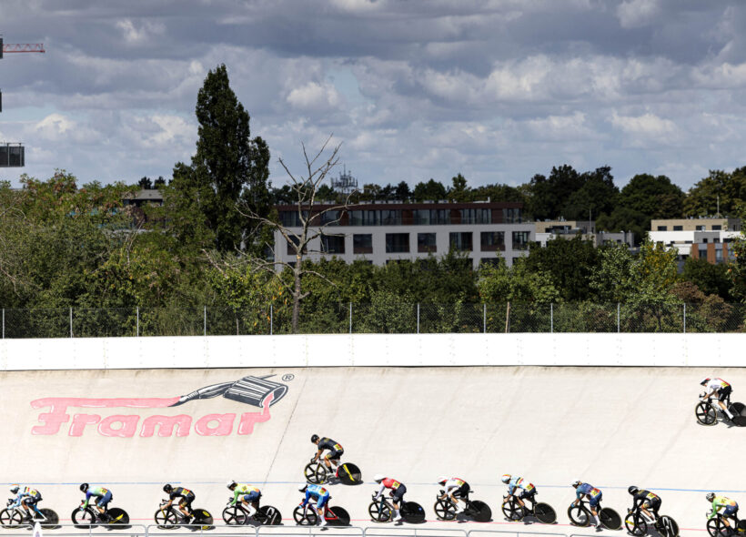 Závodníci na třebešínském velodromu během Velké ceny Framaru. Do Prahy míří více než 150 dráhařů z celého světa.