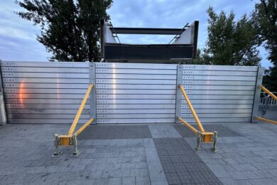 Mobilní protipovodňová zábrana instalovaná v rámci cvičení ochrany Prahy. Štvanickou lávku čeká v květnu kontrola i zkušební zdvih.