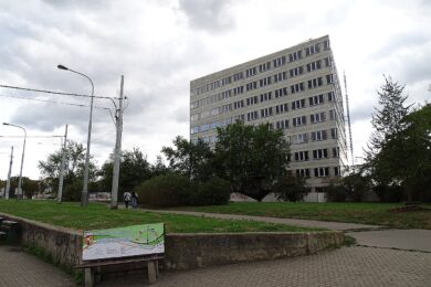 Rozestavěná budova Nové Palmovky dál dominuje okolí jako prázdná betonová kostra. Místo, které mělo být moderním centrem Prahy 8, dnes působí spíš jako opuštěná zóna uprostřed města.
