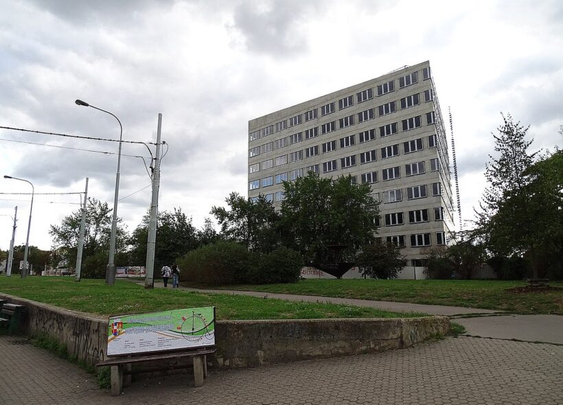 Rozestavěná budova Nové Palmovky dál dominuje okolí jako prázdná betonová kostra. Místo, které mělo být moderním centrem Prahy 8, dnes působí spíš jako opuštěná zóna uprostřed města.