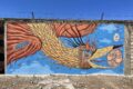 Streetart ožívá v Ruzyni. Sedmisetmetrový mural promění betonovou stěnu v jednu z největších venkovních galerií v Evropě.