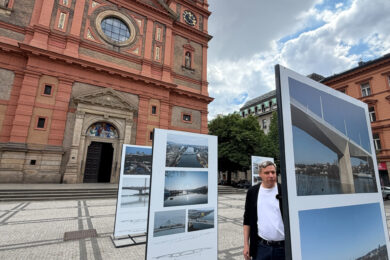 Výstavu fotografií si prohlédl také starosta Prahy 5 Lukáš Herold.