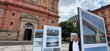 Výstavu fotografií si prohlédl také starosta Prahy 5 Lukáš Herold.