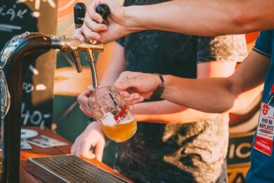 Na festivalu Pivo na Náplavce se čepuje výhradně do skla. Návštěvníci mohou ochutnat desítky piv z českých minipivovarů.