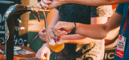 Na festivalu Pivo na Náplavce se čepuje výhradně do skla. Návštěvníci mohou ochutnat desítky piv z českých minipivovarů.