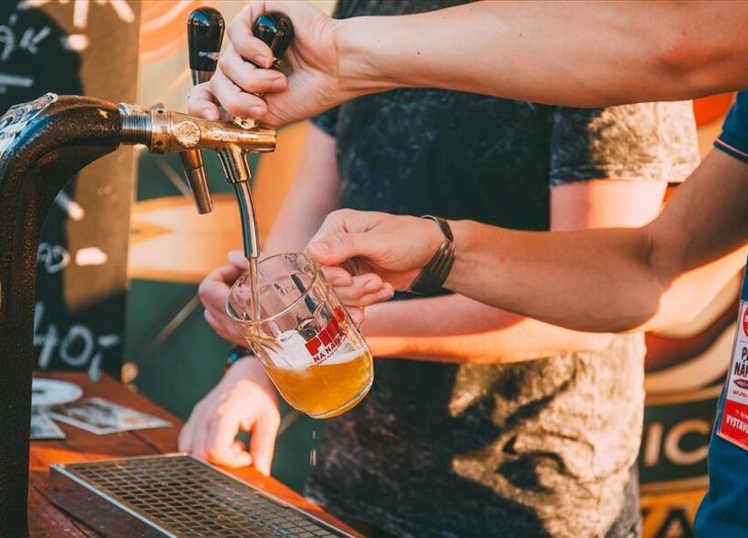 Na festivalu Pivo na Náplavce se čepuje výhradně do skla. Návštěvníci mohou ochutnat desítky piv z českých minipivovarů.