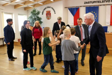 Nejúspěšnějším mladým účastníkům vzdělávacího projektu Evropa Roberta Schumana pogratulovali představitelé Prahy 5.