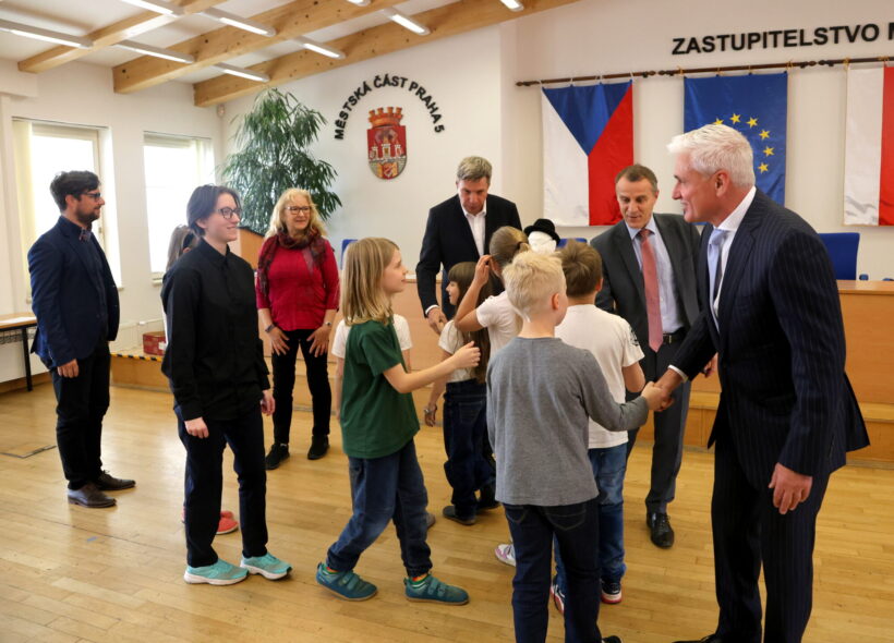Nejúspěšnějším mladým účastníkům vzdělávacího projektu Evropa Roberta Schumana pogratulovali představitelé Prahy 5.