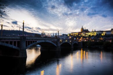 Praha zůstává jednou z nejnavštěvovanějších evropských metropolí. Historické panorama nad Vltavou potvrzuje, proč město láká miliony turistů i v době globálních nejistot.