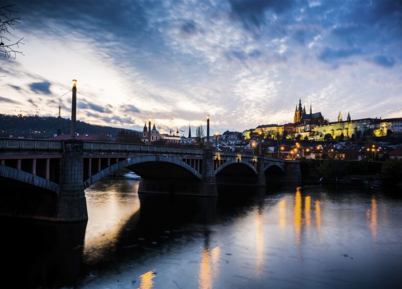 Praha zůstává jednou z nejnavštěvovanějších evropských metropolí. Historické panorama nad Vltavou potvrzuje, proč město láká miliony turistů i v době globálních nejistot.
