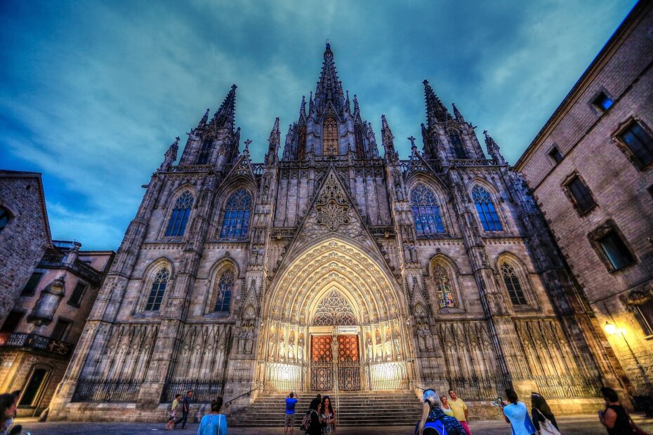 Barcelona kombinuje dostupné letenky a celoroční turistickou sezónu.