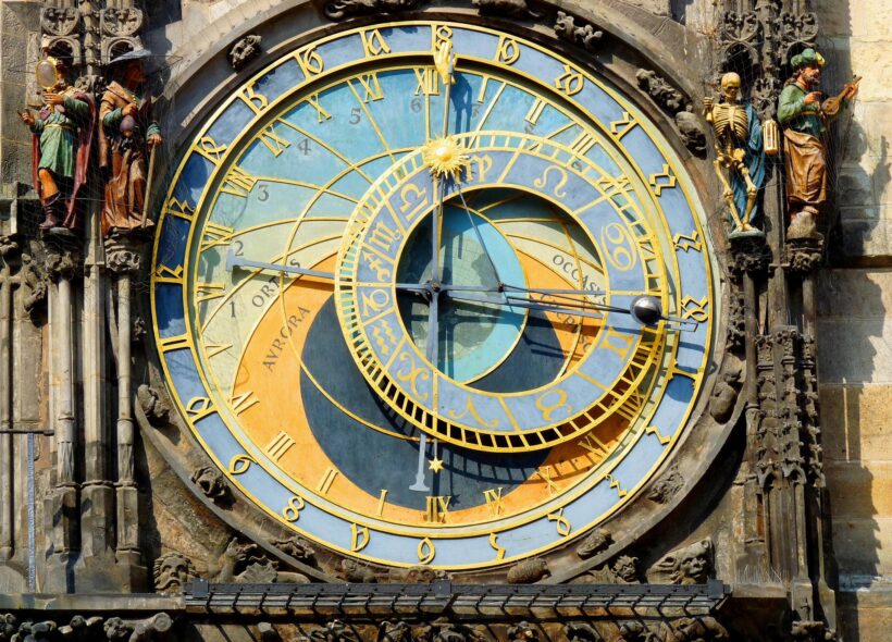 Staroměstský orloj, jehož sochy letos projdou pravidelnou restaurátorskou údržbou.