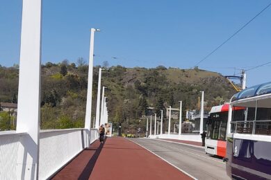 Dvorecký most umožňuje nové tramvajové propojení mezi Podolím a Smíchovem, díky kterému vznikly přímé linky na Anděl, Vinohrady, Vršovice i do Dejvic.