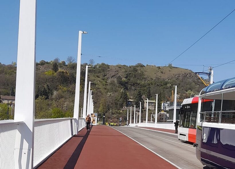 Dvorecký most umožňuje nové tramvajové propojení mezi Podolím a Smíchovem, díky kterému vznikly přímé linky na Anděl, Vinohrady, Vršovice i do Dejvic.