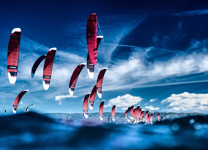 Závodníci třídy Formula Kite na severu Portugalska. Silný vítr a vysoké atlantické vlny patří k nejnáročnějším podmínkám, které světový šampionát provázejí.