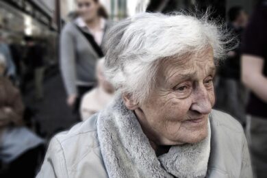 Senioři na Praze 14 mají novou možnost dopravy: Senior taxi za 50 korun usnadní cesty k lékaři i na úřady.