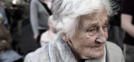 Senioři na Praze 14 mají novou možnost dopravy: Senior taxi za 50 korun usnadní cesty k lékaři i na úřady.